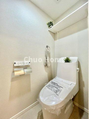 【トイレ】 | ボナハイツ中川1号棟 | 【トイレ】 収納スペースをしっかりと確保した温水洗浄便座機能付きトイレ。温水洗浄便座は清潔にお使いいただくための大切なアイテムです。