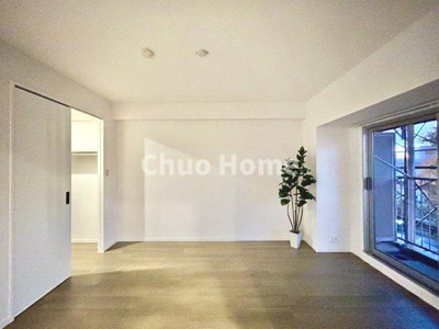 【洋室】 | ボナハイツ中川1号棟 | 【洋室】快適に過ごす条件は、一人ひとり違います。だからこそ飾り過ぎないシンプルな内装と偏り過ぎないデザインで統一しております。居住していく中でオーナー様だけの【マイホーム】に創り上げて下さい