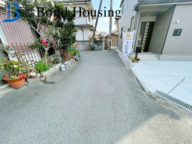 「角地」「お車並列2台駐車可」二見町西二見 B号棟の前面道路含む現地写真