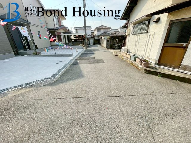 「角地」「お車並列2台駐車可」二見町西二見 B号棟の前面道路含む現地写真