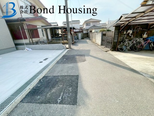 「商業施設徒歩9分」「4LDK」二見町西二見 A号棟の前面道路含む現地写真