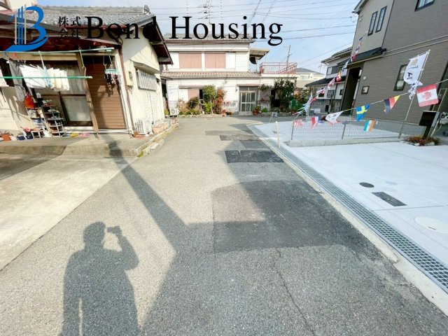 「商業施設徒歩9分」「4LDK」二見町西二見 A号棟の前面道路含む現地写真