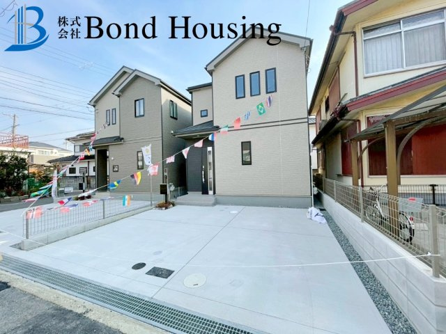 「商業施設徒歩9分」「4LDK」二見町西二見 A号棟の前面道路含む現地写真