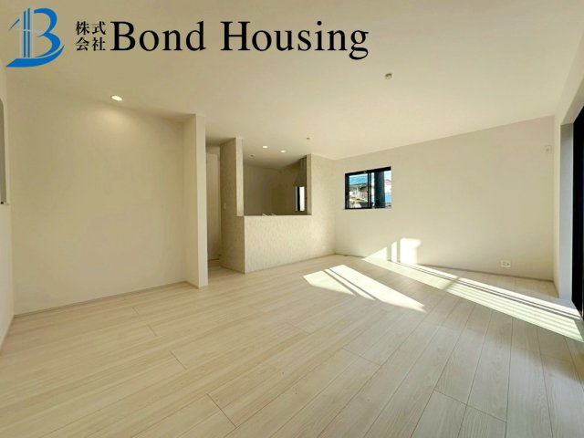 「商業施設徒歩9分」「4LDK」二見町西二見 A号棟の居間・リビング