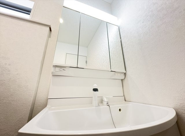 【独立洗面台】 | 朝霞市宮戸3丁目　新築一戸建住宅　全16棟　(志木本店) | 三面鏡は多角的にチェックできるのでヘアアレンジやメイクもスムーズに行えます。