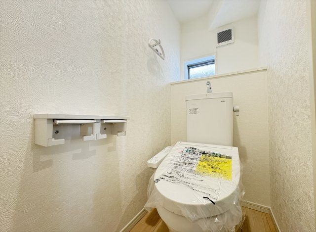 【トイレ】 | 朝霞市宮戸3丁目　新築一戸建住宅　全16棟　(志木本店) | 1Fトイレ／家族を感染症から守る温水洗浄便座を完備。