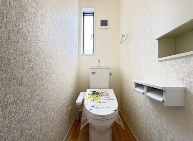 【トイレ】 | 朝霞市宮戸3丁目　新築一戸建住宅　全16棟　(志木本店) | 2Fトイレ／衛生用品やトイレットペーパー、掃除グッズの保管に便利な壁面収納完備でスッキリしたトイレ空間を維持できます。