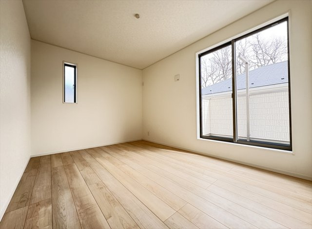 【洋室】 | 朝霞市宮戸3丁目　新築一戸建住宅　全16棟　(志木本店) | 6.5帖の洋室はバルコニーに面しているので外からの視線を気にせず過ごせます。
