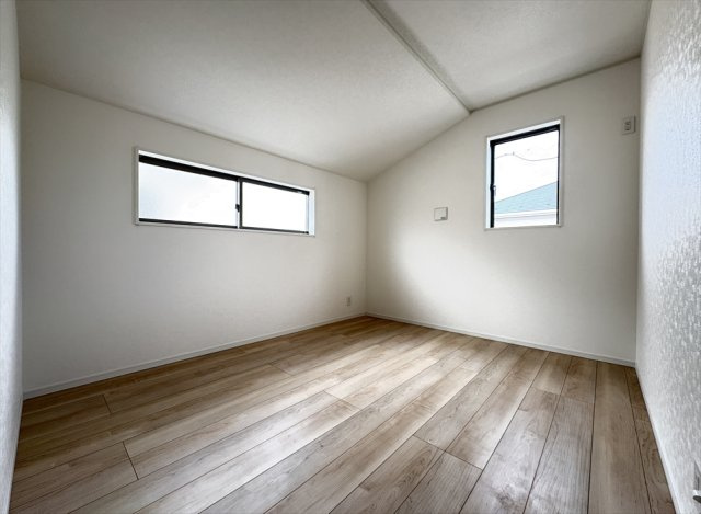 【洋室】 | 朝霞市宮戸3丁目　新築一戸建住宅　全16棟　(志木本店) | 洋室6帖／勾配天井により開放感のある住空間になっております。