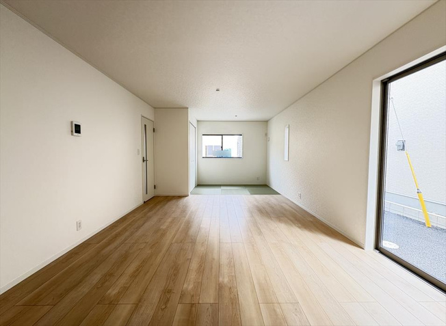 【居間・リビング】 | 朝霞市宮戸3丁目　新築一戸建住宅　全16棟　(志木本店) | 独立型のLDKはエアコンの効率が良く、省エネにもつながります。
キッチンからリビング全体が見渡せるので家事をしながらお子様の様子も見守れます。