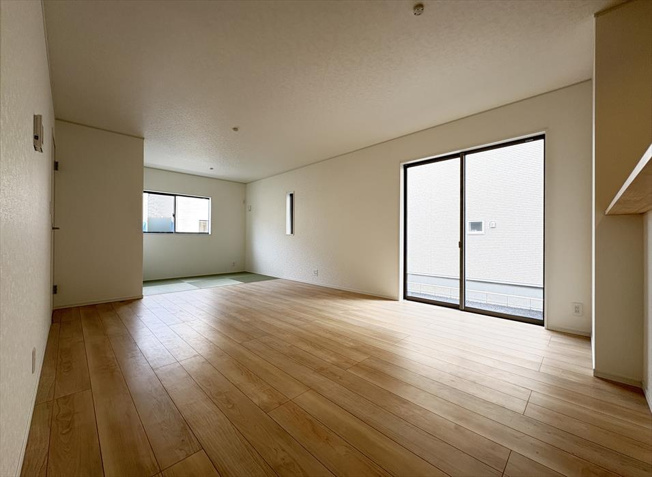 【居間・リビング】 | 朝霞市宮戸3丁目　新築一戸建住宅　全16棟　(志木本店) | タタミコーナーと合わせて19帖の広々としたファミリー空間。