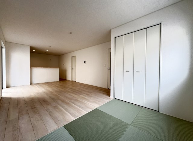 【居間・リビング】 | 朝霞市宮戸3丁目　新築一戸建住宅　全16棟　(志木本店) | 足を伸ばしてのんびりできるタタミコーナーのある邸宅です。