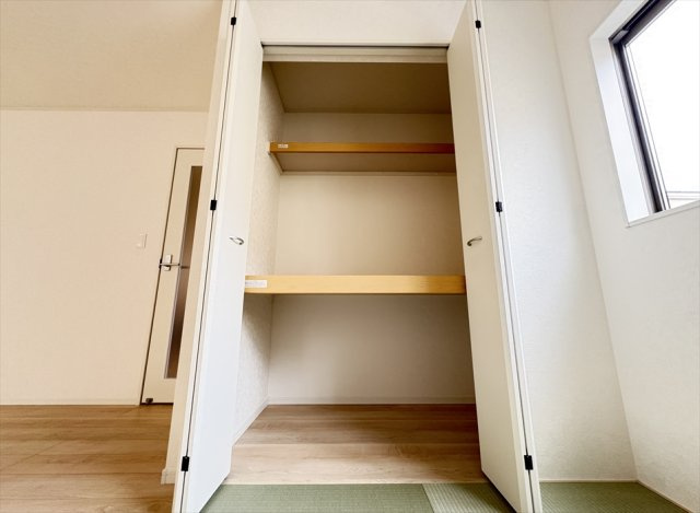 【収納】 | 朝霞市宮戸3丁目　新築一戸建住宅　全16棟　(志木本店) | 日用品やこたつ布団など物を分けて収納でき、整理整頓しやすい棚付きの収納。