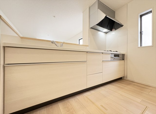 【キッチン】 | 朝霞市宮戸3丁目　新築一戸建住宅　全16棟　(志木本店) | お料理をしながら会話もお楽しみいただける対面キッチンは家族とのコミュニケーションも取りやすく子育てにも便利。