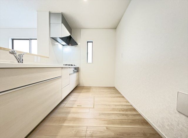 【キッチン】 | 朝霞市宮戸3丁目　新築一戸建住宅　全16棟　(志木本店) | 奥に入ってる物もサッと取り出しやすいスライド収納は奥まで一目で確認できるので調味料などの在庫管理にも便利です。