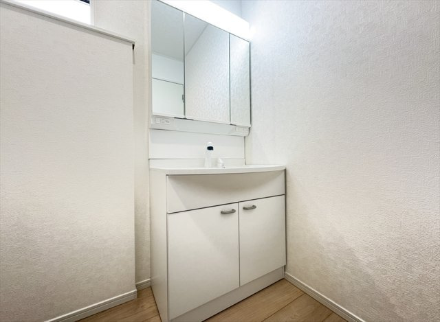 【独立洗面台】 | 朝霞市宮戸3丁目　新築一戸建住宅　全16棟　(志木本店) | 三面鏡洗面化粧台は収納部分を鏡が隠してくれますので、スキンケア用品を収納出来ます。シャワーヘッド付なのでお手入れもラクラクなのでキレイに保てます。