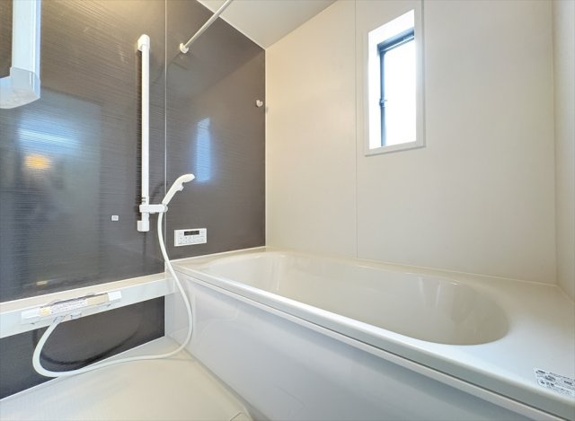 【浴室】 | 朝霞市宮戸3丁目　新築一戸建住宅　全16棟　(志木本店) | 浴室乾燥機が付いているので雨天の洗濯はもちろん、浴室内のカビの発生も防げるので衛生面も安心です。