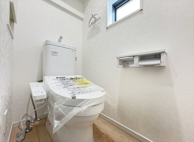 【トイレ】 | 朝霞市宮戸3丁目　新築一戸建住宅　全16棟　(志木本店) | 1階トイレ／家族を感染症から守る温水洗浄便座を完備。