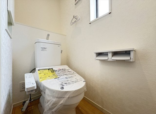 【トイレ】 | 朝霞市宮戸3丁目　新築一戸建住宅　全16棟　(志木本店) | 2Fトイレ／衛生用品やトイレットペーパー、掃除グッズの保管に便利な壁面収納完備でスッキリしたトイレ空間を維持できます。