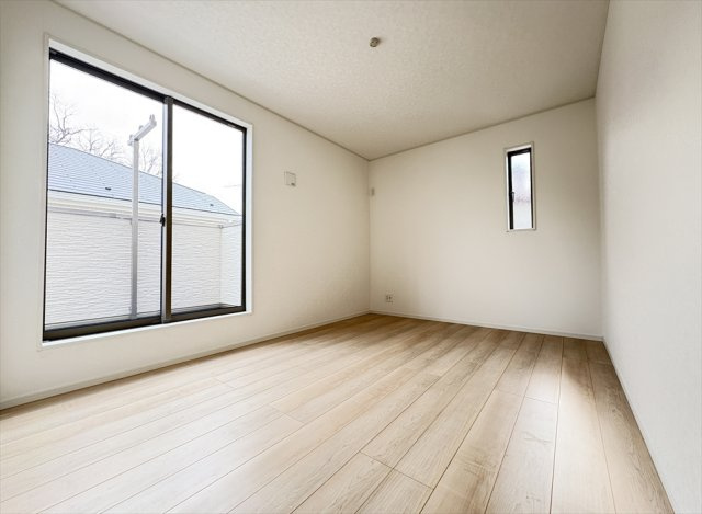 【バルコニー】 | 朝霞市宮戸3丁目　新築一戸建住宅　全16棟　(志木本店) | 洋室6.5帖／バルコニーに面しているので外からの視線を気にせずのびのびお過ごしいただけます。