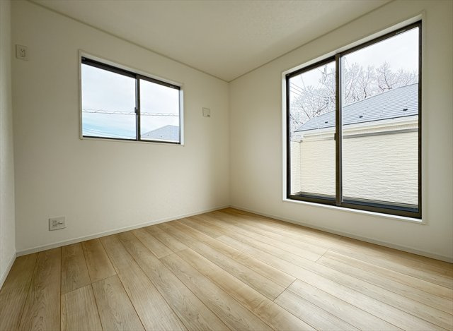【洋室】 | 朝霞市宮戸3丁目　新築一戸建住宅　全16棟　(志木本店) | 洋室6.5帖／2面窓で明るく通風も良好。