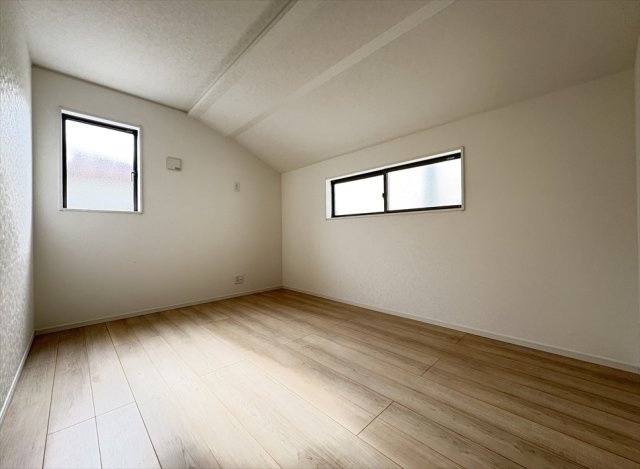 【洋室】 | 朝霞市宮戸3丁目　新築一戸建住宅　全16棟　(志木本店) | 洋室6.5帖／勾配天井により開放感のある住空間。家具の配置の邪魔にならない腰高窓でお部屋のレイアウトも自由が利きます。