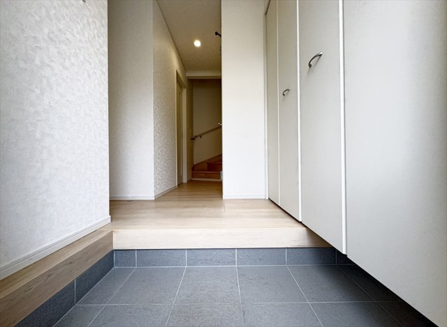 【玄関】 | 朝霞市宮戸3丁目　新築一戸建住宅　全16棟　(志木本店) | ハイトールシューズボックス完備