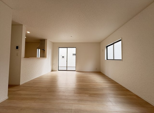 【居間・リビング】 | 朝霞市宮戸3丁目　新築一戸建住宅　全16棟　(志木本店) | リビングとダイニングが緩やかに分かれるL型のLDK。
くつろぐ場所と食事をする場所が自然と分かれるのでメリハリのある住空間となります。