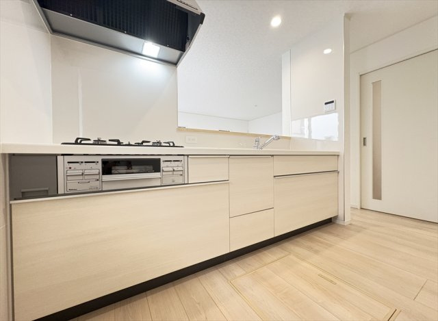 【キッチン】 | 朝霞市宮戸3丁目　新築一戸建住宅　全16棟　(志木本店) | 浄水器一体型水栓のシステムキッチンは人気の人工大理石トップを採用。サッと拭くだけで汚れも落ちるのでお手入れもラクラク。