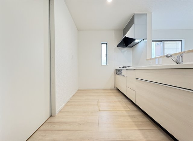 【キッチン】 | 朝霞市宮戸3丁目　新築一戸建住宅　全16棟　(志木本店) | 奥に入ってる物もサッと取り出しやすいスライド収納は奥まで一目で確認できるので調味料などの在庫管理にも便利です。
キッチンから洗面脱衣所に行き来できるので家事動線も良好です。