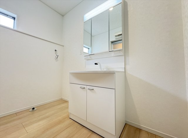 【独立洗面台】 | 朝霞市宮戸3丁目　新築一戸建住宅　全16棟　(志木本店) | 洗面脱衣所はキッチンとホールの2ヶ所から行き来できるので家事・育児動線良好です。