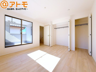 【寝室】 | 清水区村松原第4　新築戸建　2号棟 | バルコニーに面したお部屋なので、布団などの大きなものも楽々干せます♪