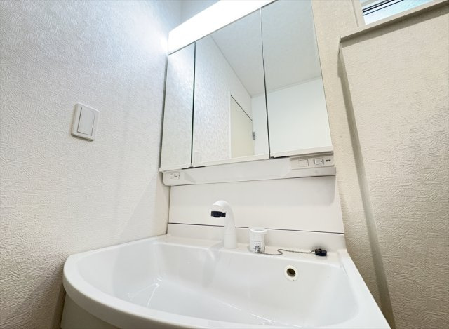 【独立洗面台】 | 朝霞市宮戸3丁目　新築一戸建住宅　全16棟　(志木本店) | 三面鏡洗面化粧台は収納部分を鏡が隠してくれますので、スキンケア用品を収納出来ます。
また三面鏡は多角的にチェックできるのでヘアアレンジやメイクもスムーズに行えます。