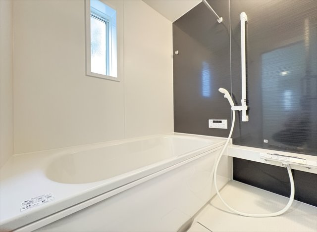 【浴室】 | 朝霞市宮戸3丁目　新築一戸建住宅　全16棟　(志木本店) | 浴室乾燥機が付いているので雨天の洗濯はもちろん、浴室内のカビの発生も防げるので衛生面も安心です。