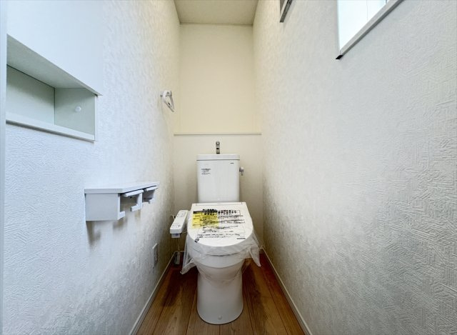 【トイレ】 | 朝霞市宮戸3丁目　新築一戸建住宅　全16棟　(志木本店) | 2階トイレ／家族を感染症から守る温水洗浄便座を完備。また衛生用品やトイレットペーパー、掃除グッズの保管に便利な壁面収納付きでスッキリしたトイレ空間を維持できます。