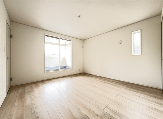 【洋室】 | 朝霞市宮戸3丁目　新築一戸建住宅　全16棟　(志木本店) | 主寝室はゆとりの8帖。バルコニーに面しているため外からの視線を気にせず暮らせます。
