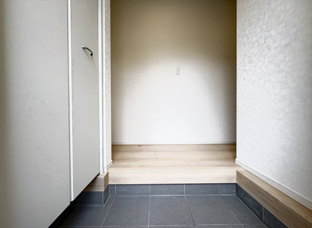 【玄関】 | 朝霞市宮戸3丁目　新築一戸建住宅　全16棟　(志木本店) | ハイトールシューズボックス完備