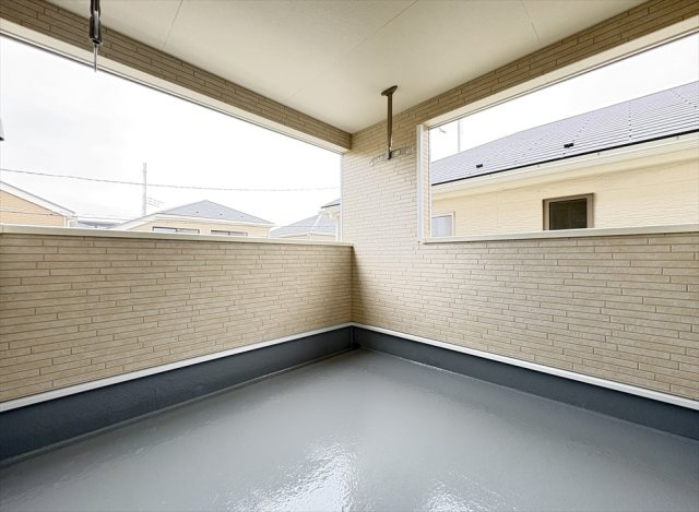 【バルコニー】 | 朝霞市宮戸3丁目　新築一戸建住宅　全16棟　(志木本店) | 急な雨でも安心なインナーバルコニーは外から洗濯物が見えにくいので家族のプライバシーも守れます。
2部屋から行き来できるのでお洗濯の取り込みにも便利。