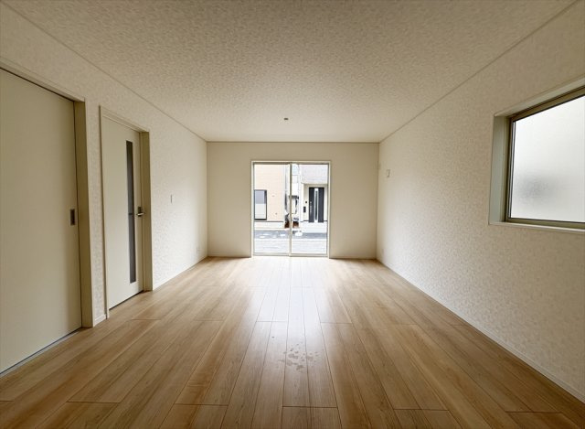 【居間・リビング】 | 朝霞市宮戸3丁目　新築一戸建住宅　全16棟　(志木本店) | 16帖の広々としたファミリー空間。カースペースに面し、開放感も良好です。