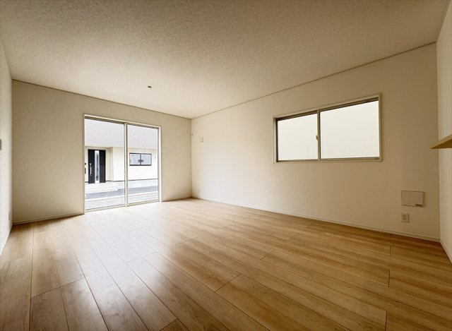 【居間・リビング】 | 朝霞市宮戸3丁目　新築一戸建住宅　全16棟　(志木本店) | 2面採光で明るく換気良好です。