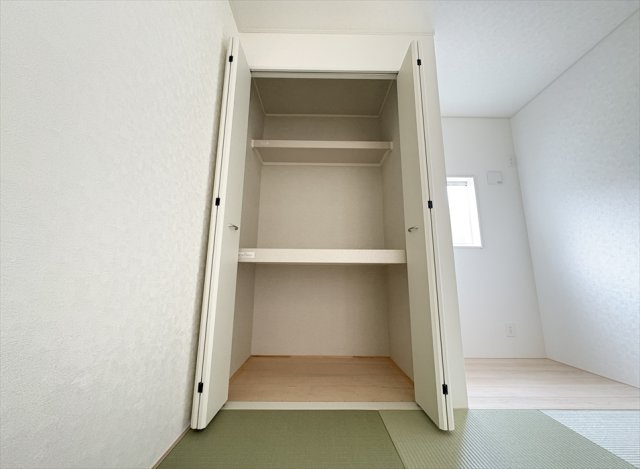 【和室】 | 朝霞市宮戸3丁目　新築一戸建住宅　全16棟　(志木本店) | 日用品の買い置きやこたつ布団など物を分けて収納でき、整理整頓しやすい棚付き収納。