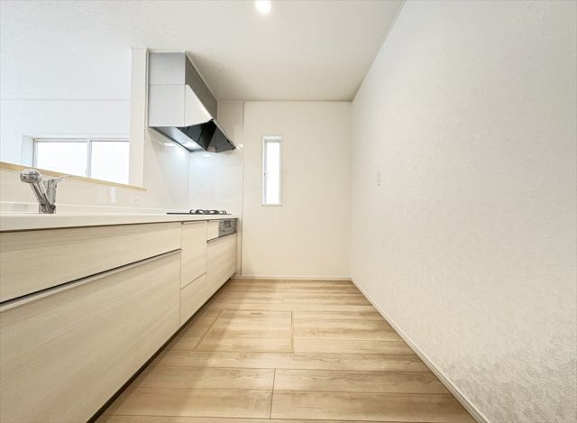 【キッチン】 | 朝霞市宮戸3丁目　新築一戸建住宅　全16棟　(志木本店) | 奥に入ってる物もサッと取り出しやすいスライド収納は奥まで一目で確認できるので調味料などの在庫管理にも便利です。