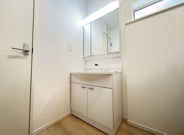 【独立洗面台】 | 朝霞市宮戸3丁目　新築一戸建住宅　全16棟　(志木本店) | キッチンからそのまま行き来できる洗面脱衣所はお洗濯やお子様の入浴補助など育児・家事動線も良好です。