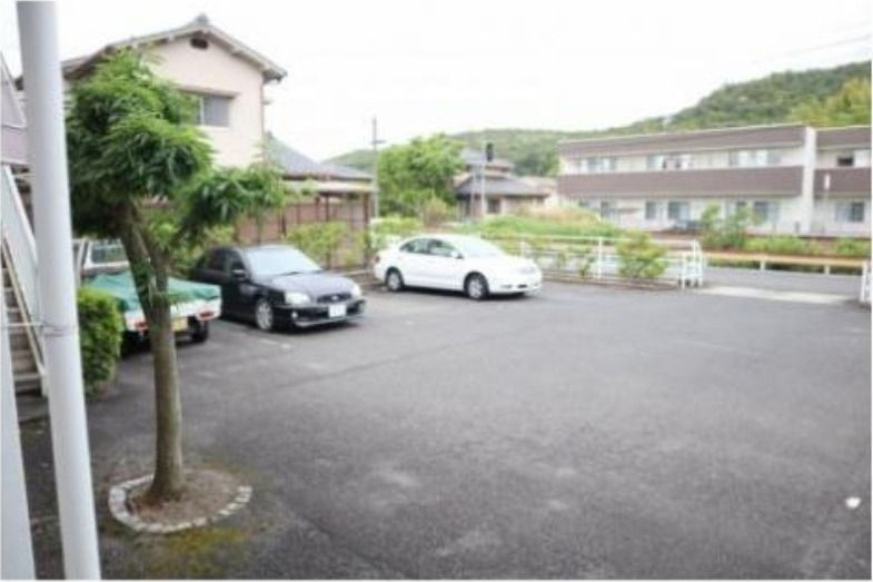 ドミール大安寺の駐車場