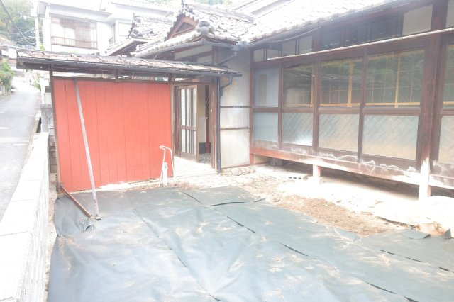 春の木洩れ日とエスプレッソの庭