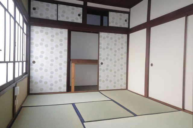 春の木洩れ日とエスプレッソの収納