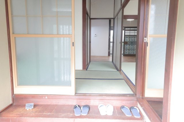 春の木洩れ日とエスプレッソの玄関