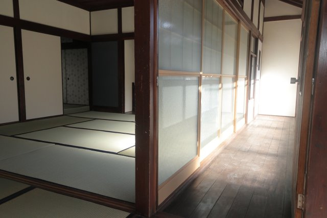 春の木洩れ日とエスプレッソの和室