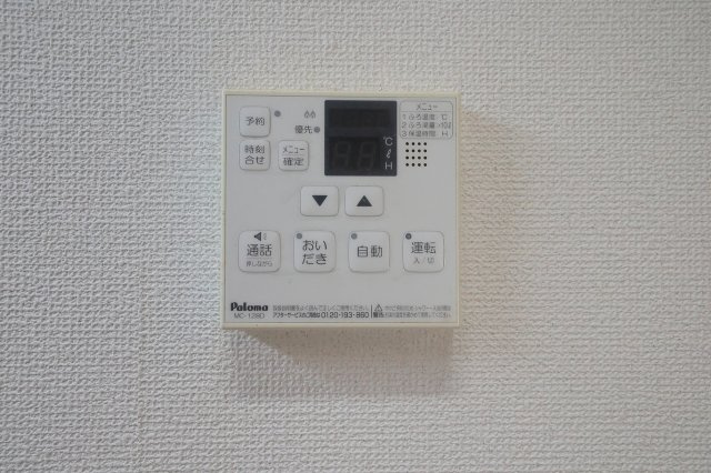 春の木洩れ日とエスプレッソの設備