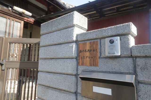 春の木洩れ日とエスプレッソの外観